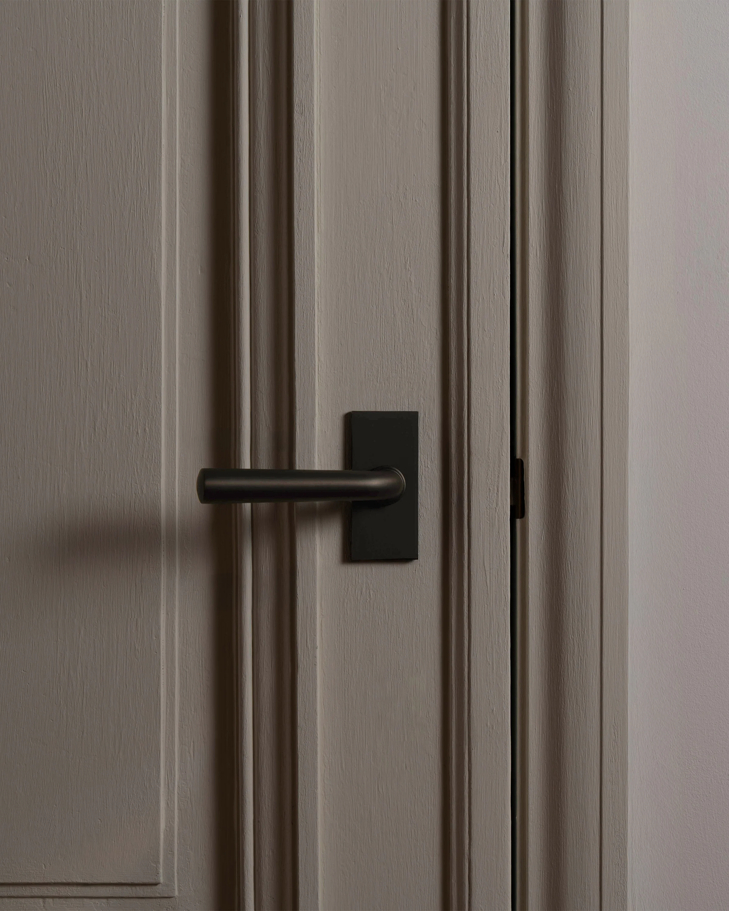 Apsley Short Plate Sprung Door Handle - Bronze - Image 3