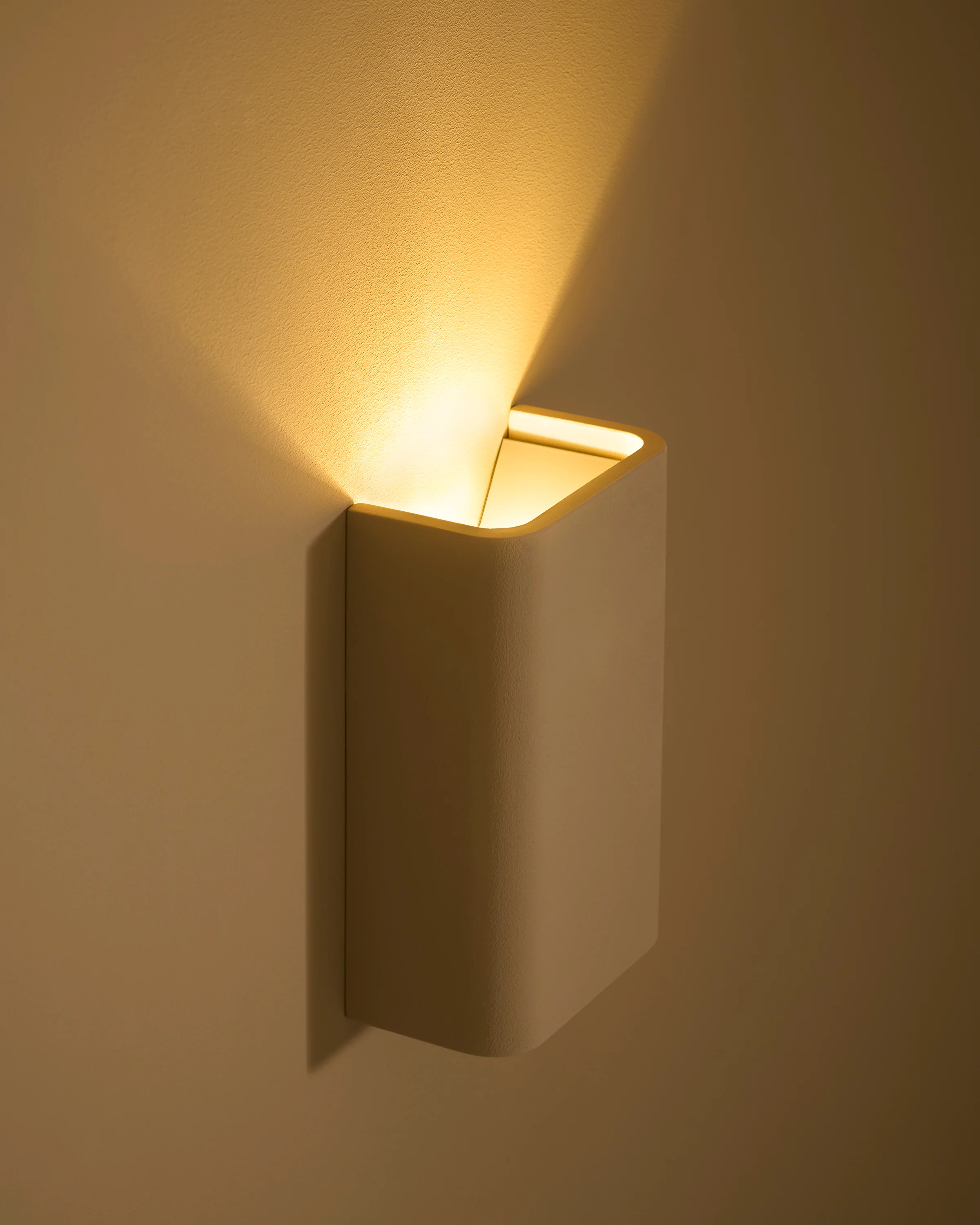 Camden Portrait Single Wall Light – Paintable - Image 4