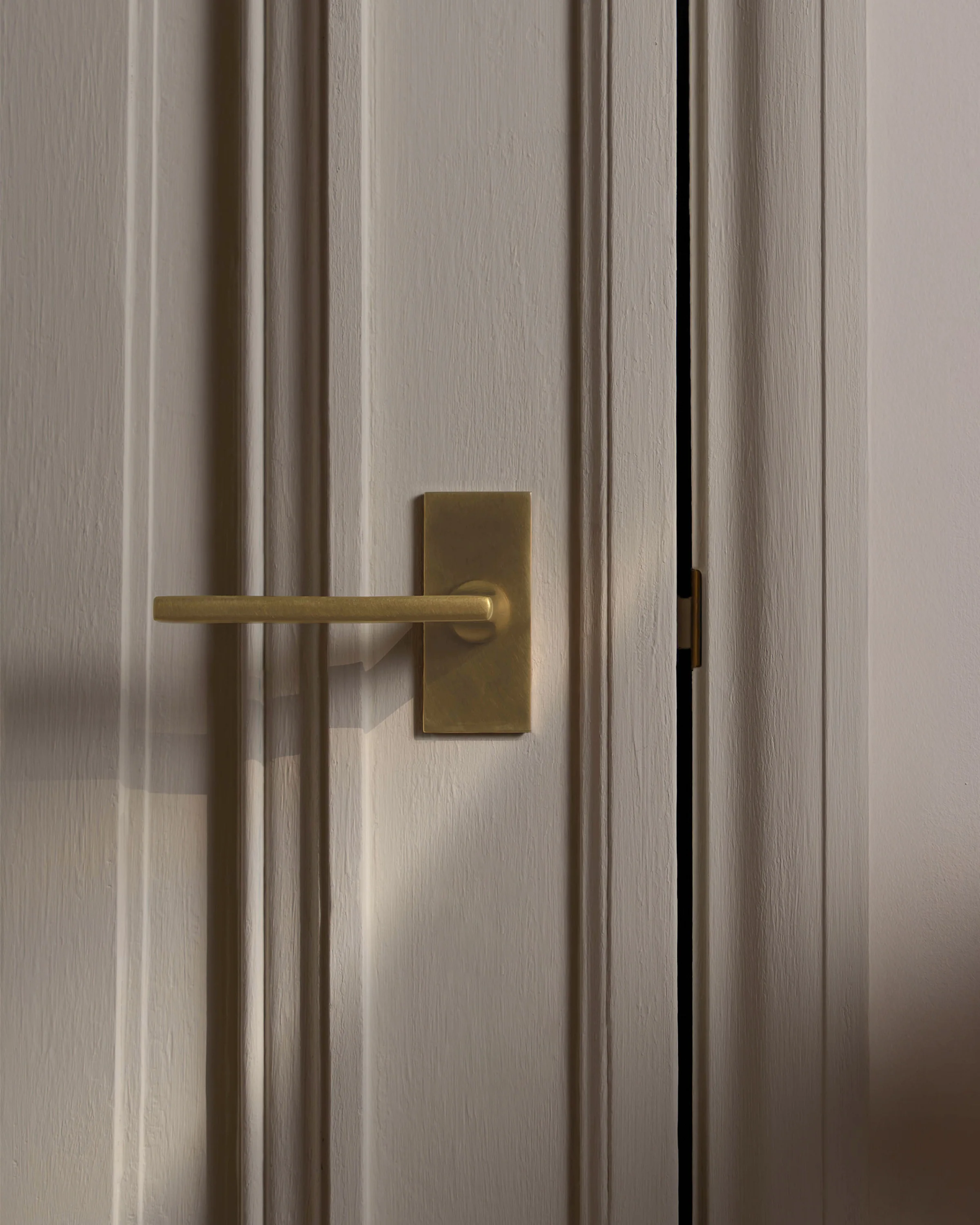 Clayton Short Plate Sprung Door Handle - Antique Brass - Image 3