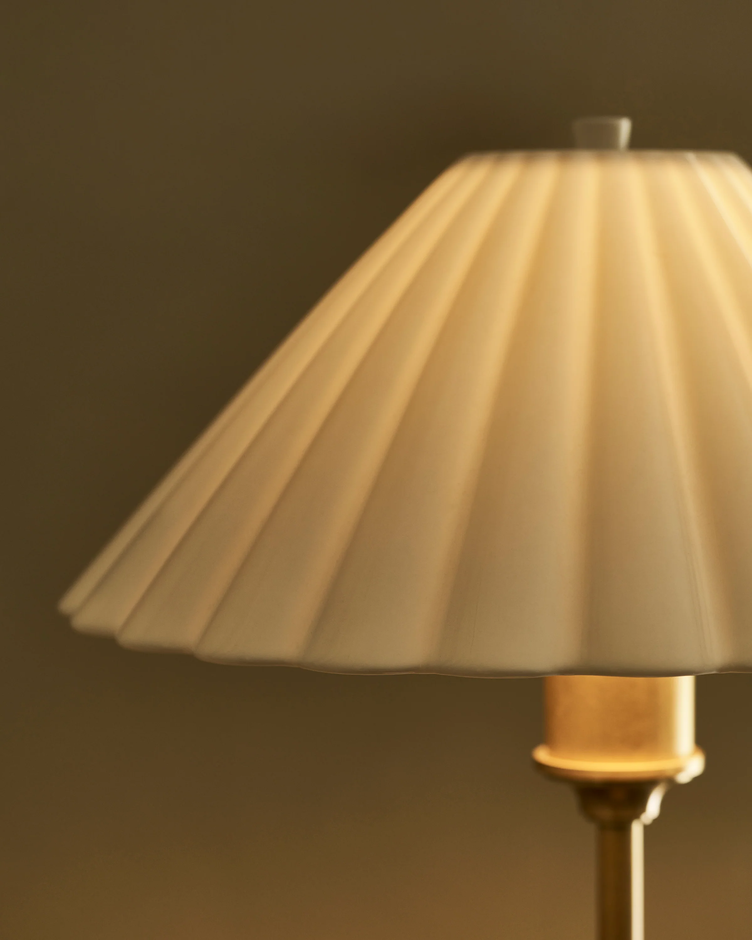 Cotswold Medium Table Lamp Fine Porcelain - Antique Brass - Image 9