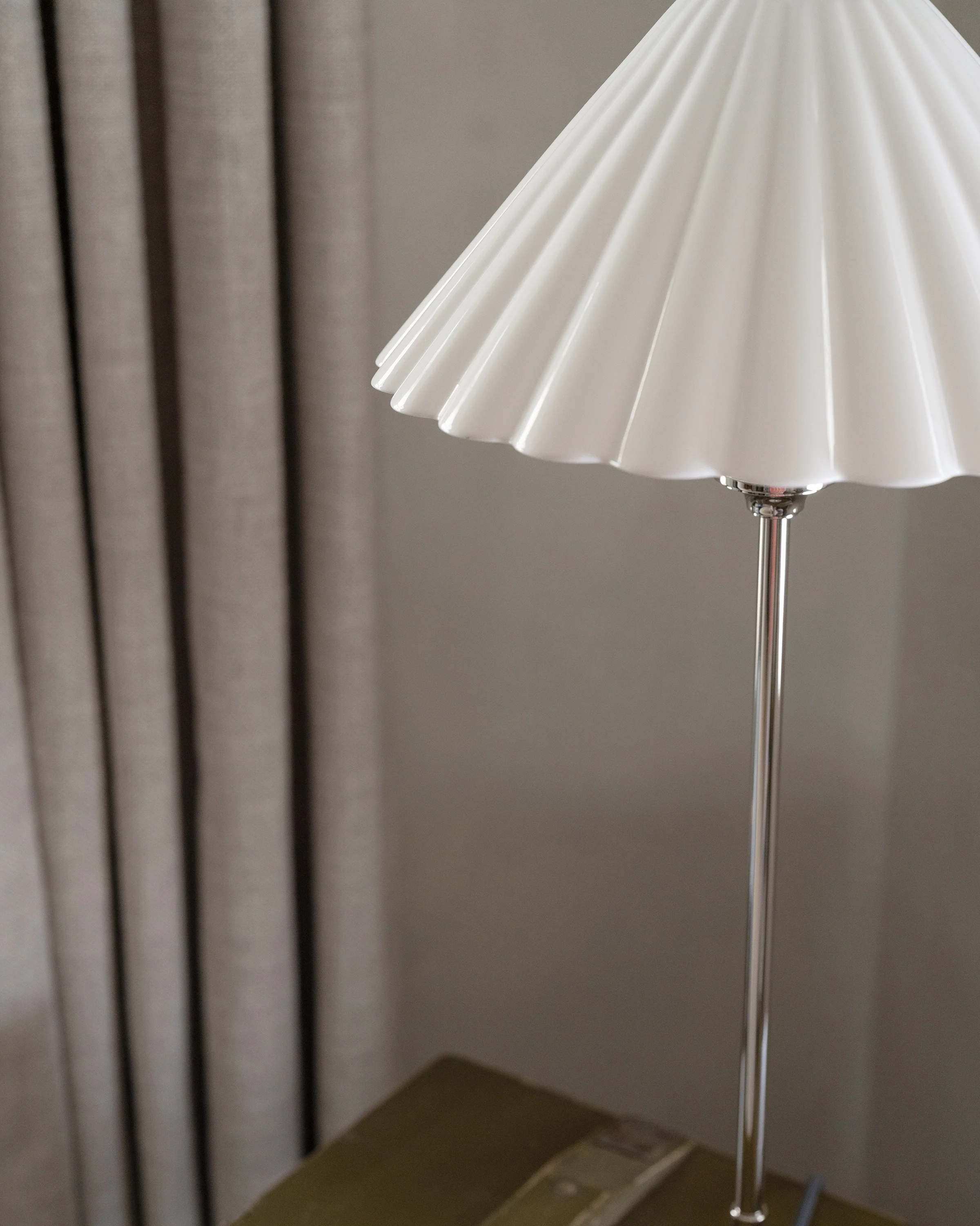 Cotswold Medium Table Lamp Fine Porcelain - Polished Nickel - Image 4