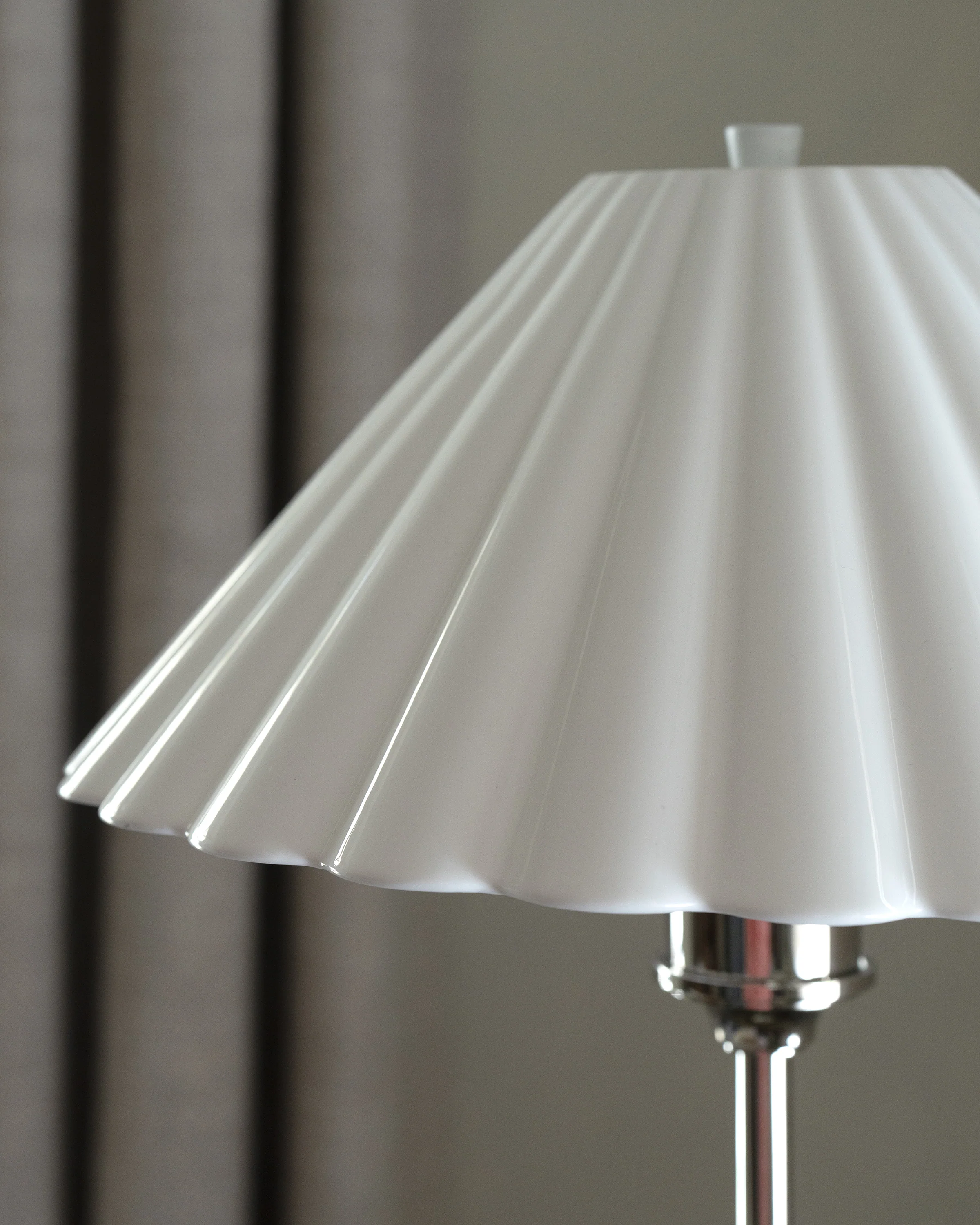 Cotswold Medium Table Lamp Fine Porcelain - Polished Nickel - Image 5
