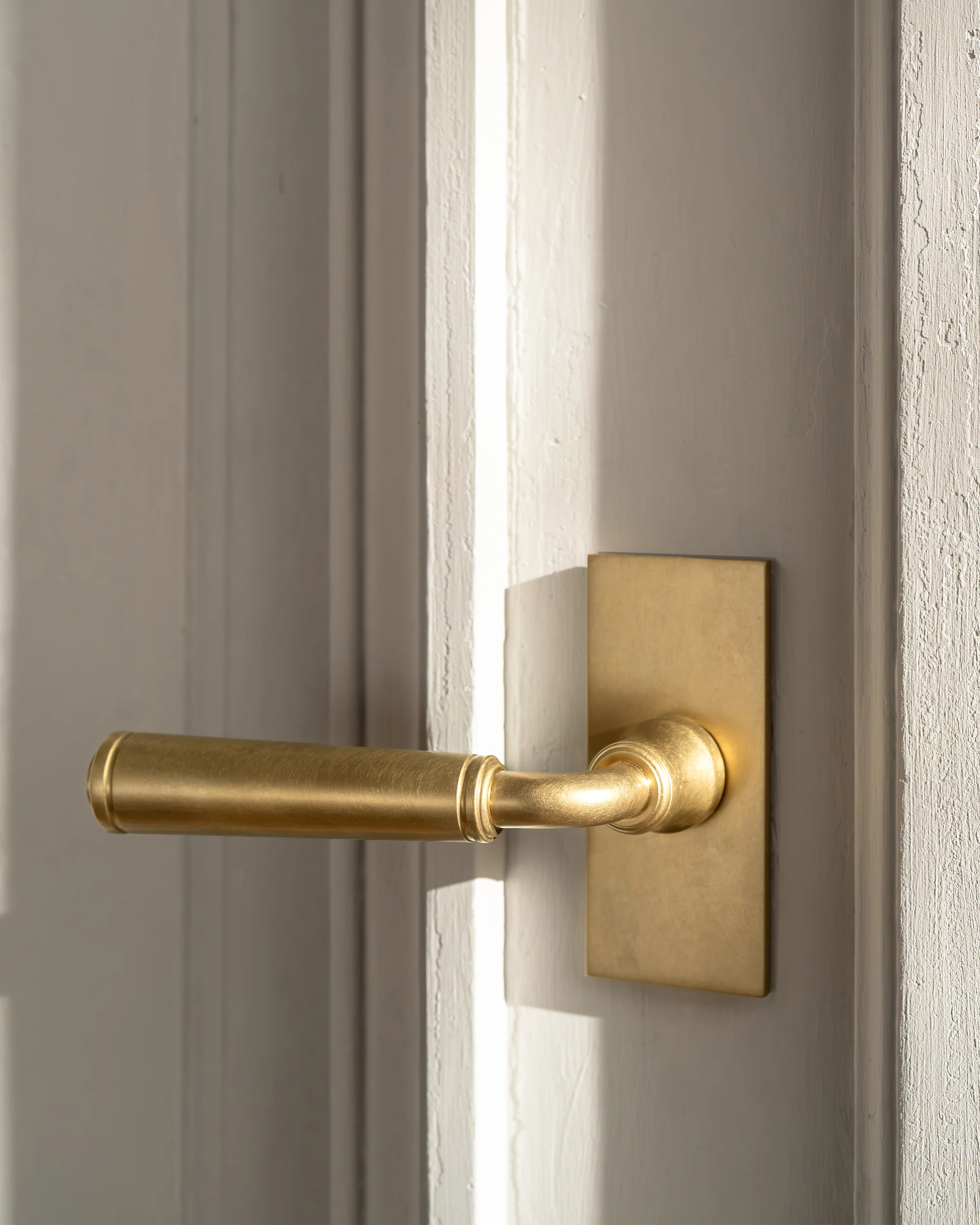 Digby Short Plate Sprung Door Handle - Antique Brass - Image 5