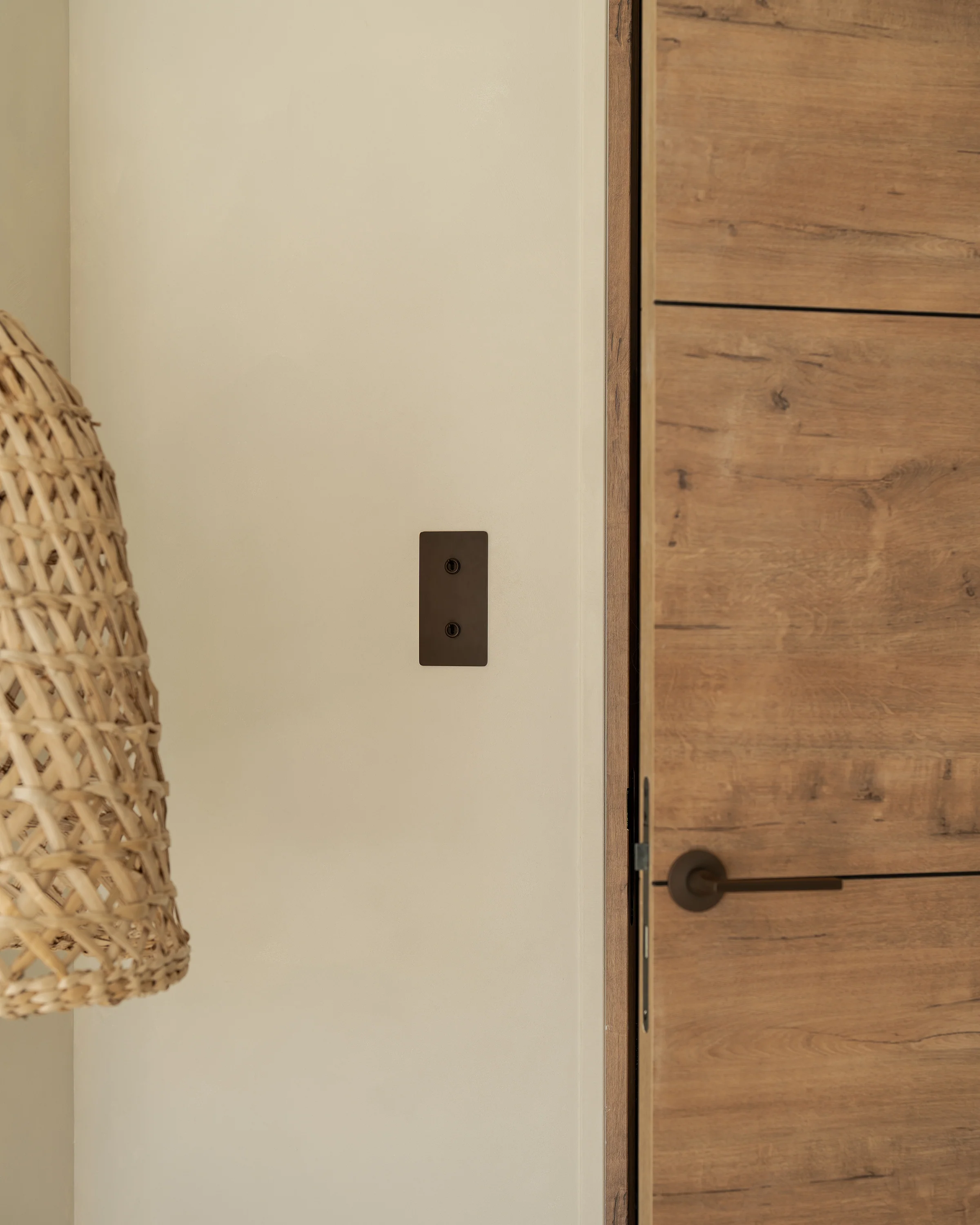 Kew Double 2x Vertical Toggle Switch - Bronze - Image 3