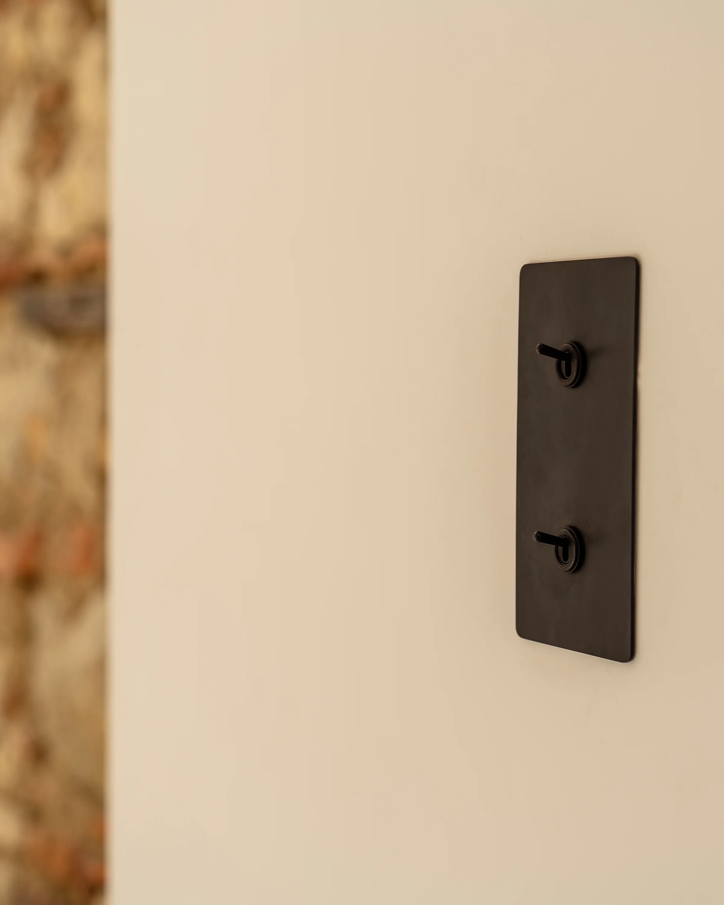 Kew Double 2x Vertical Toggle Switch - Bronze - Image 4