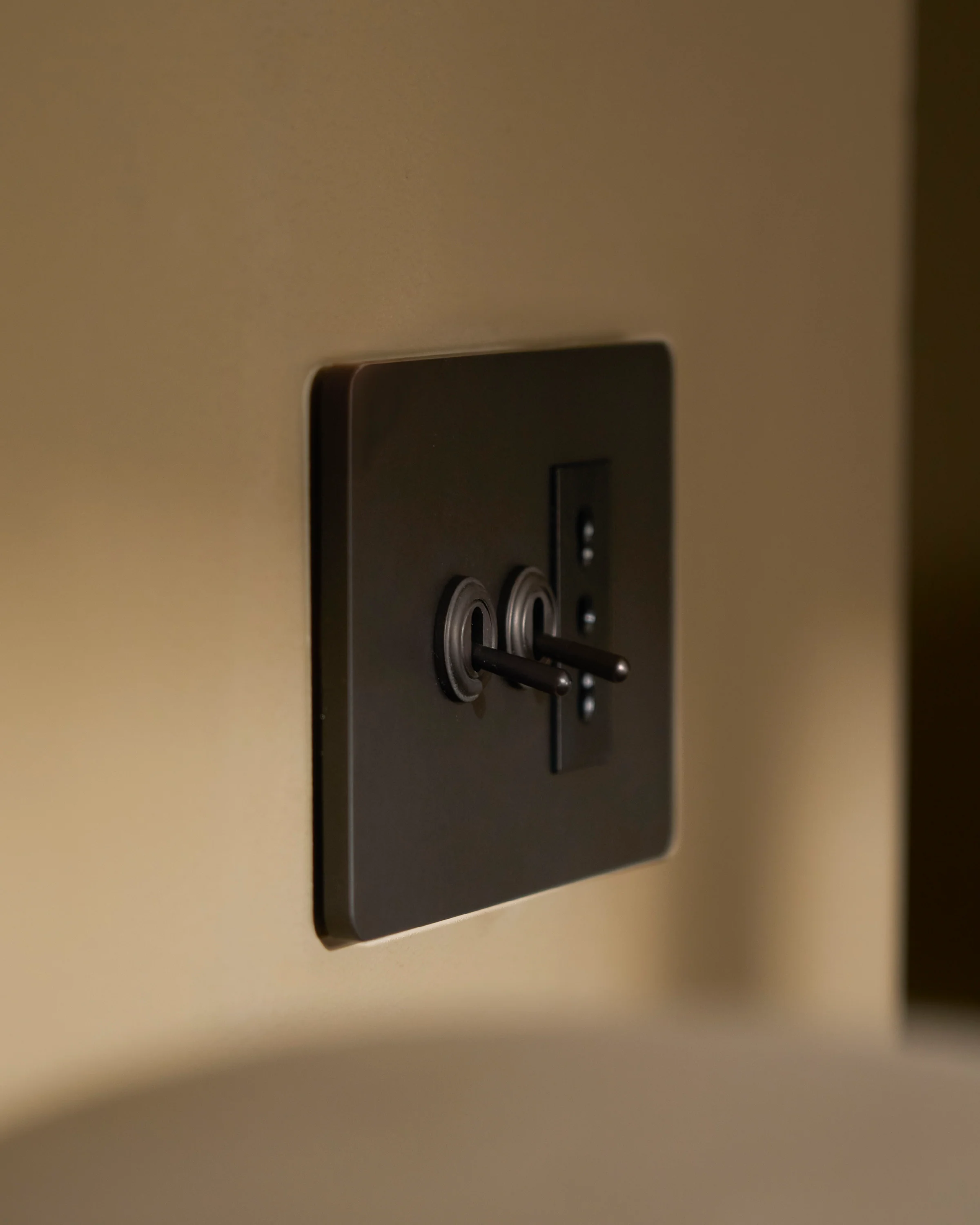 Grove 3-Module 2x Toggle Switch & Bipasso Socket - Bronze | Black - Image 5