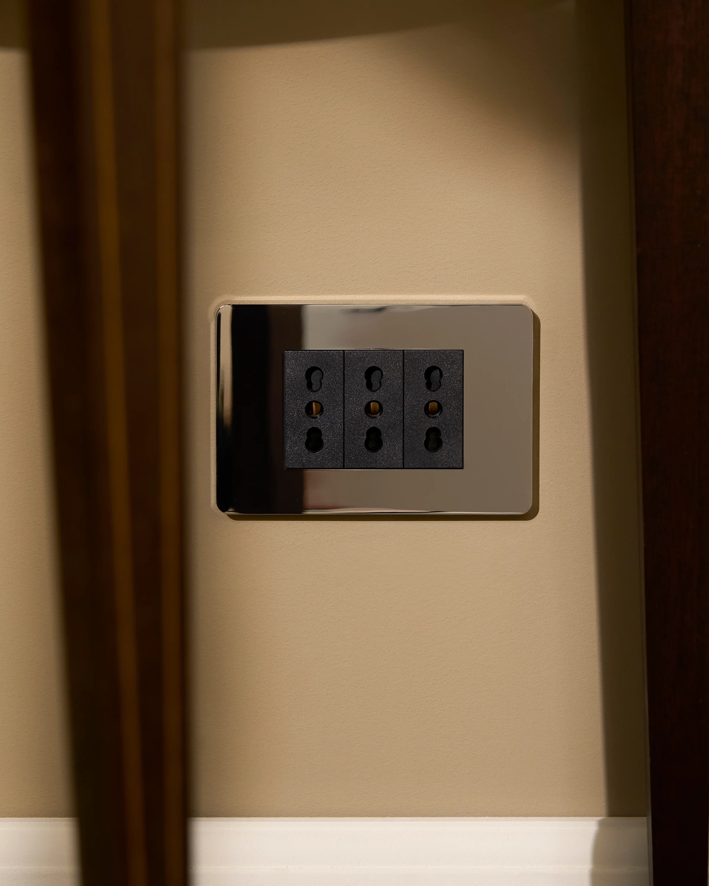 Grove 3-Module 3x Bipasso Socket - Polished Nickel | Black - Image 3