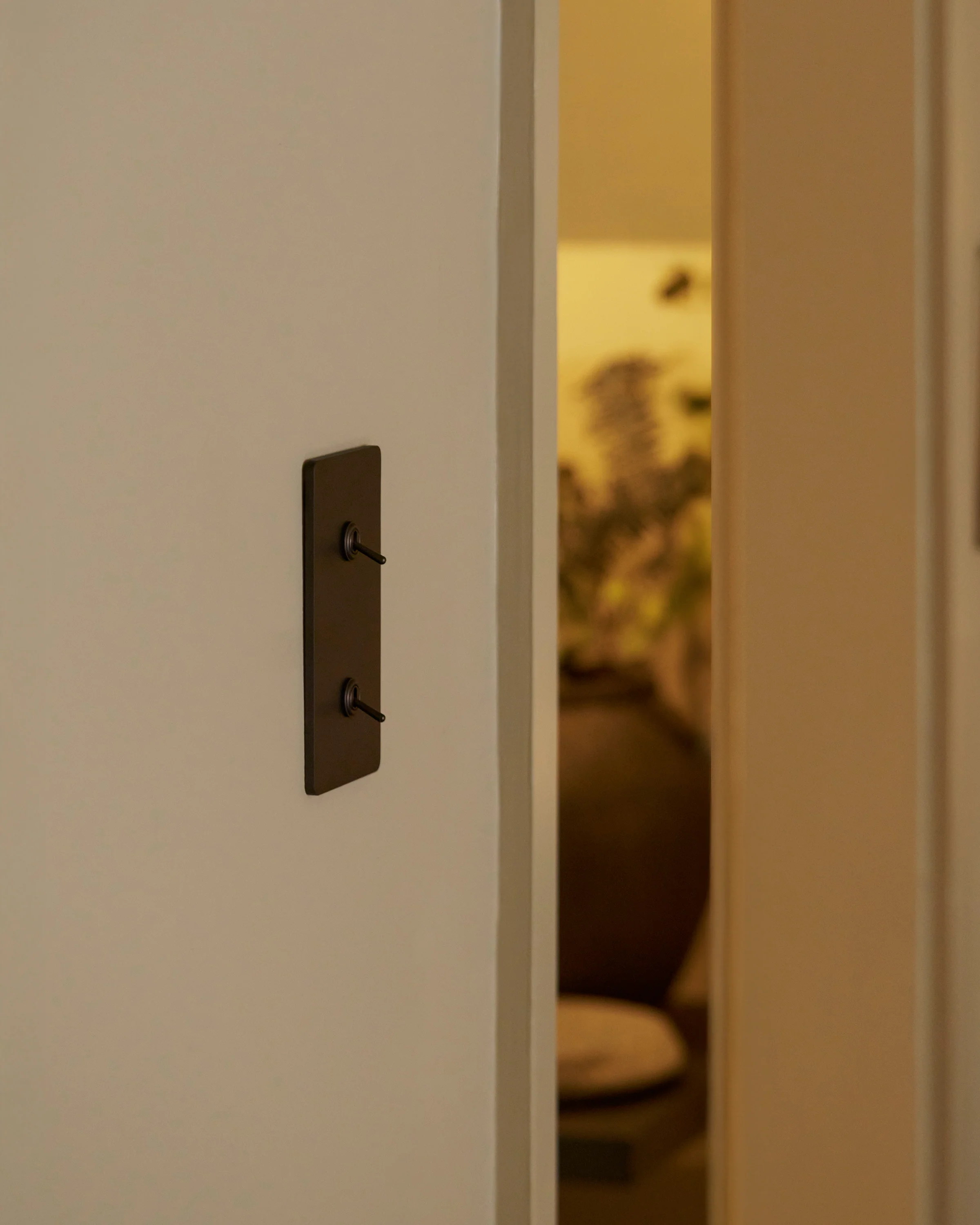Grove Double 2x Vertical Toggle Switch - Bronze - Image 4