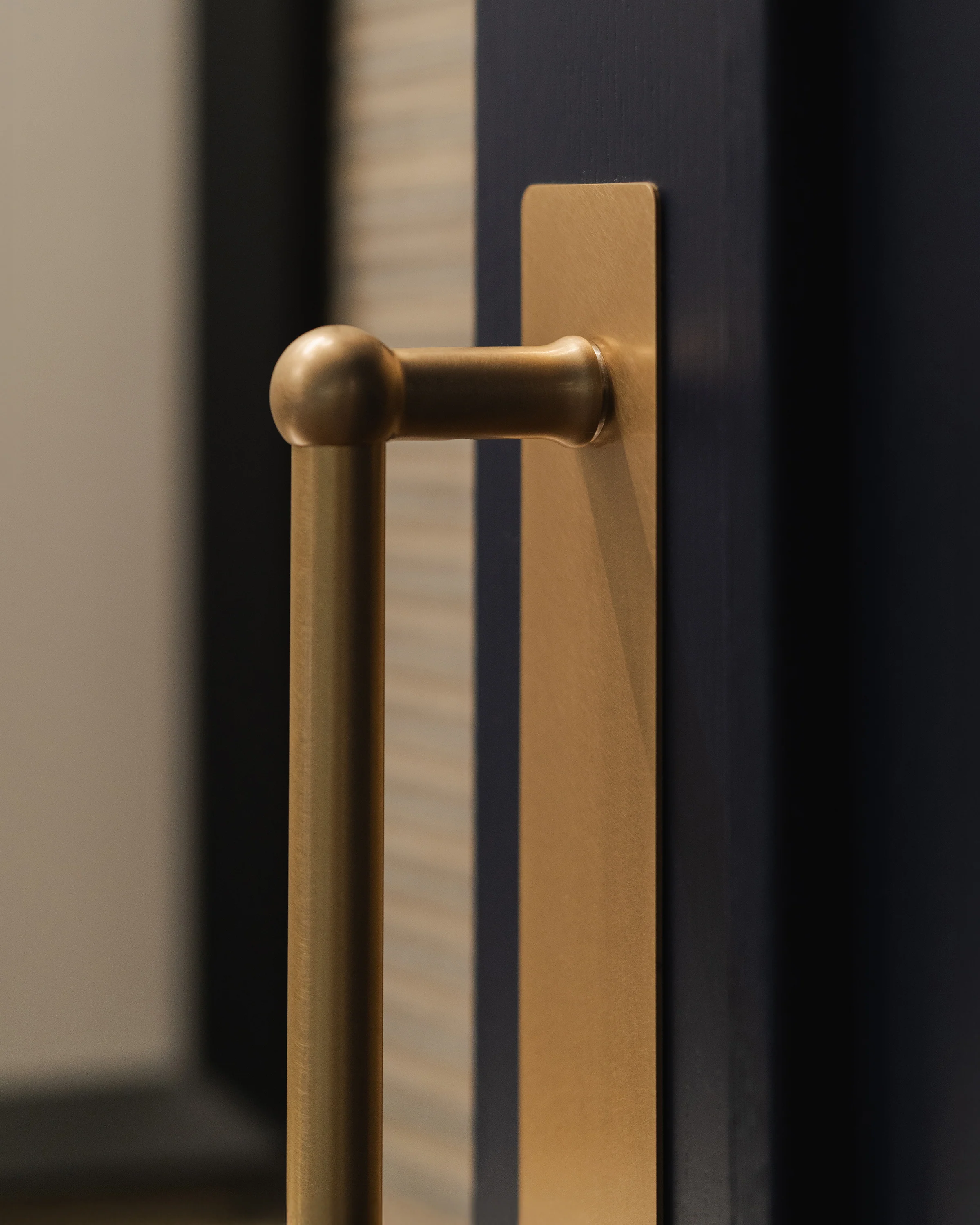 Harper Single Pull Handle with Plate 320mm - Antique Brass - Image 2