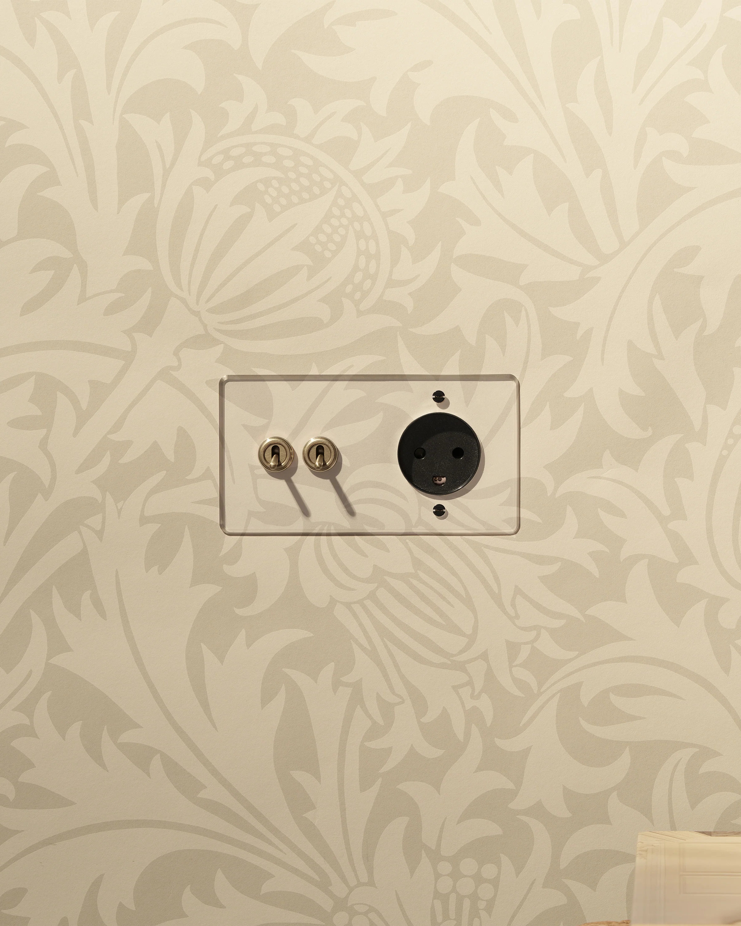 Kew Double 2x Toggle & Danish Type K Socket - Clear Antique Brass | Black - Image 3