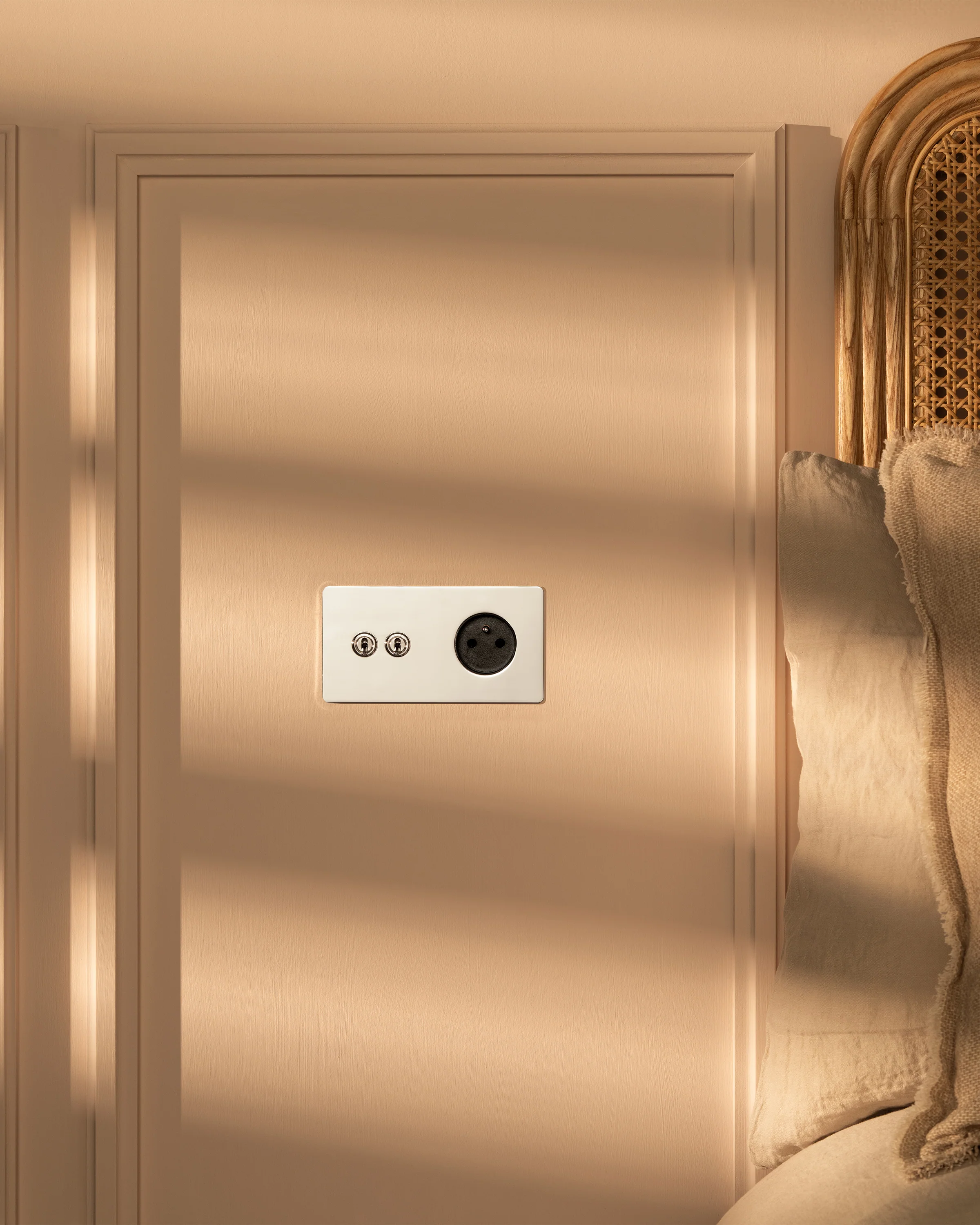 Kew Double 2x Toggle & French/Belgian Type E Socket - Polished Nickel | Black - Image 3