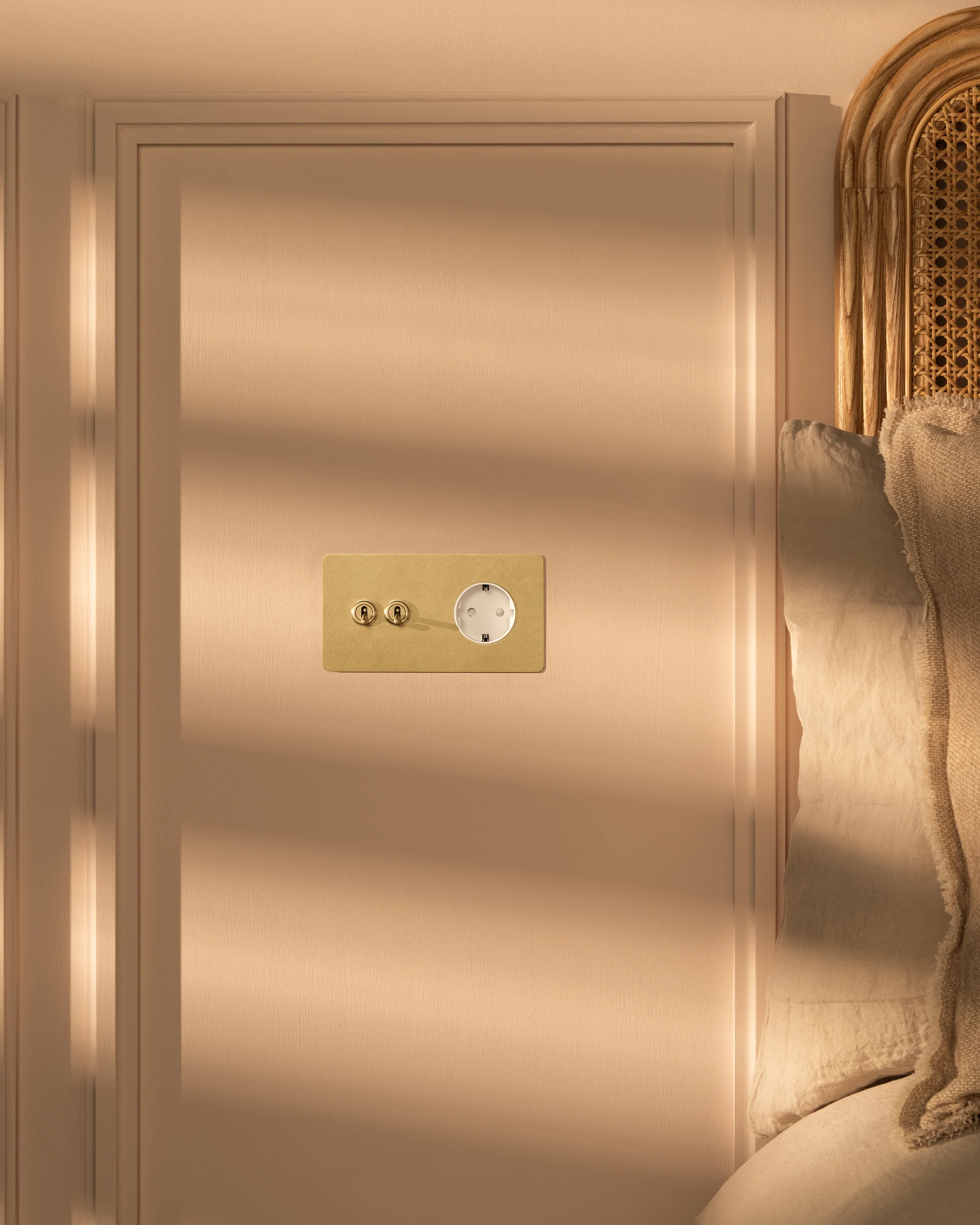 Kew Double 2x Toggle & Schuko Type F Socket - Antique Brass | White - Image 3