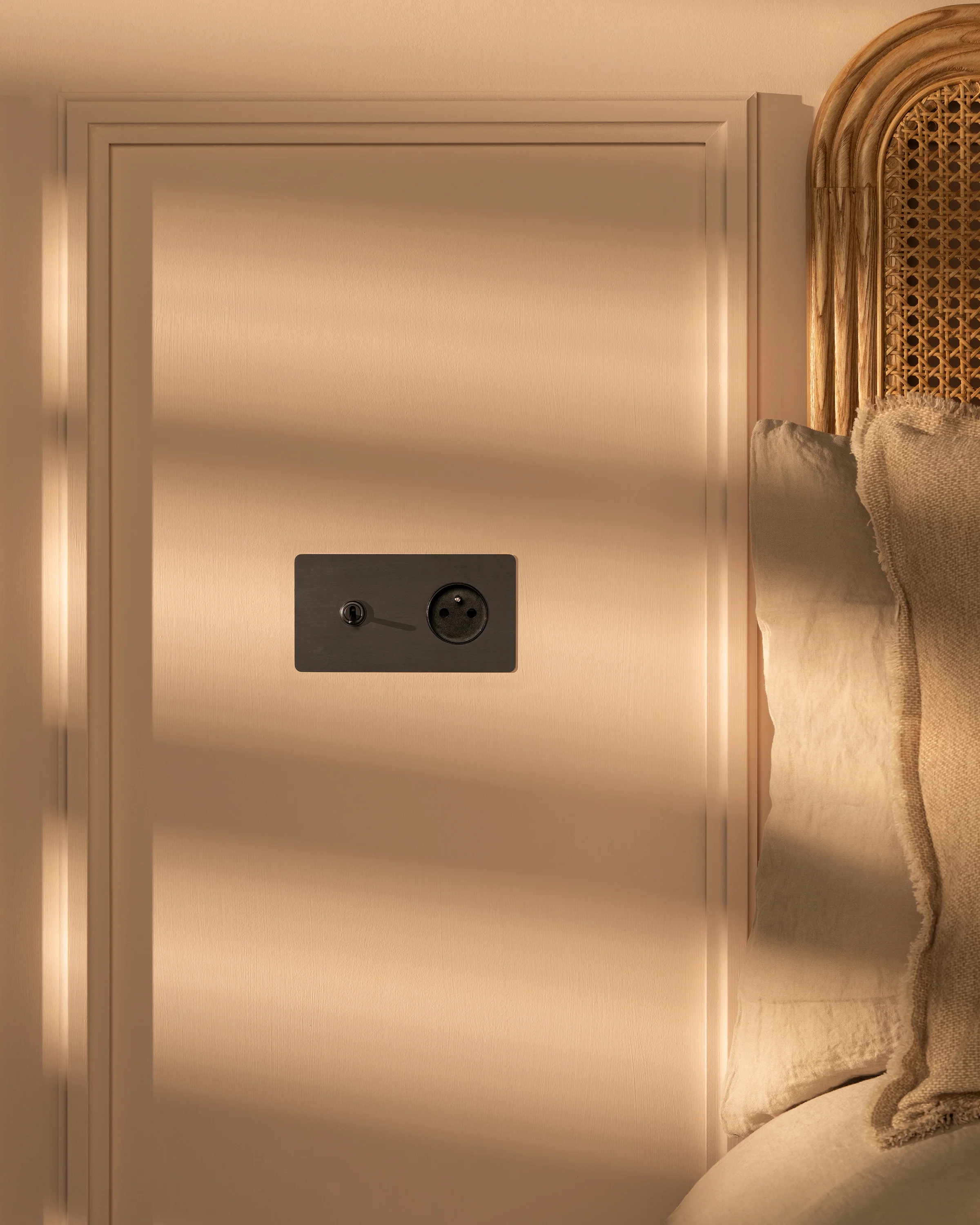 Kew Double Toggle & French/Belgian Type E Socket - Bronze | Black - Image 3