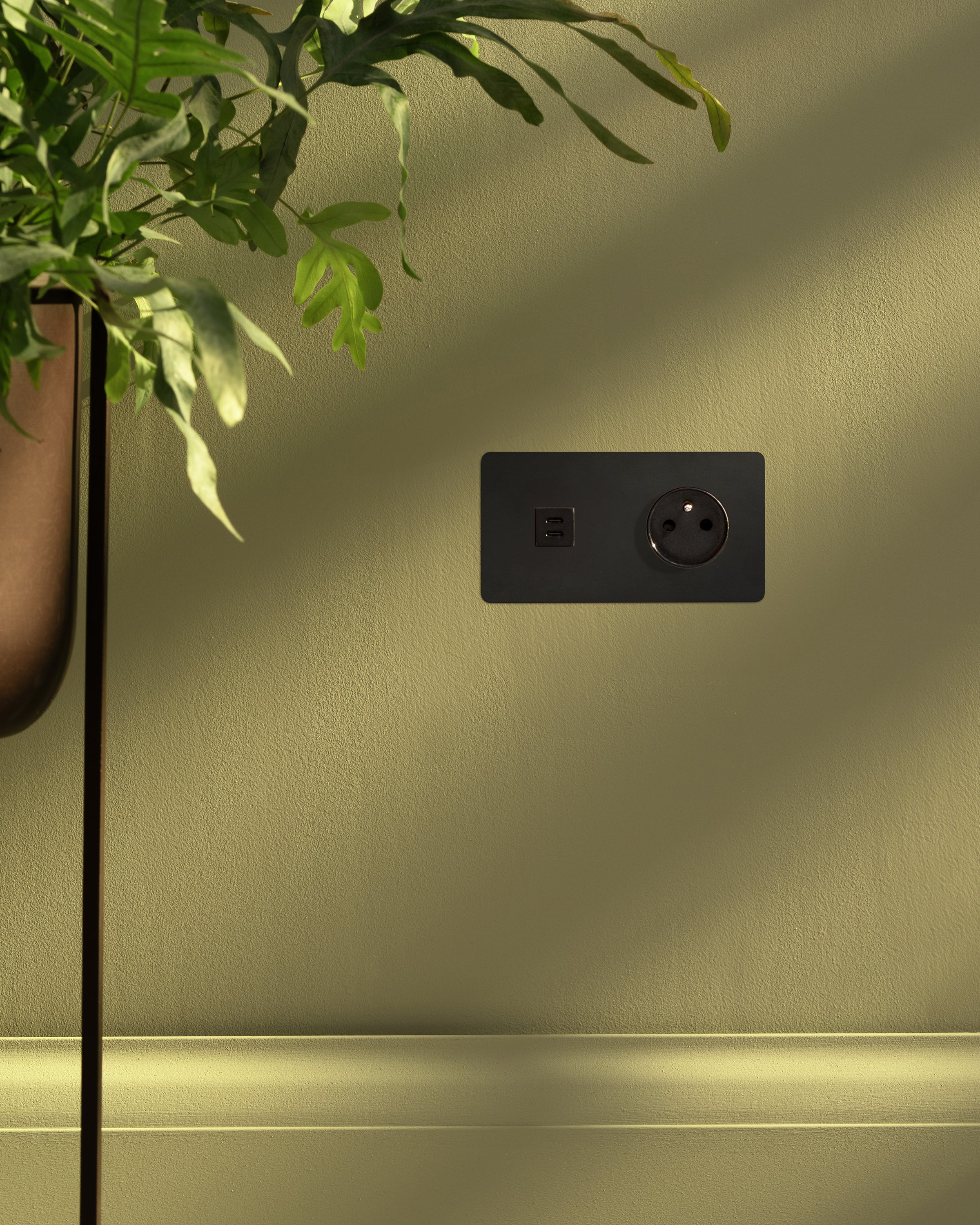 Kew Double USB-C 30W & French/Belgian Type E Socket - Bronze | Black - Image 3