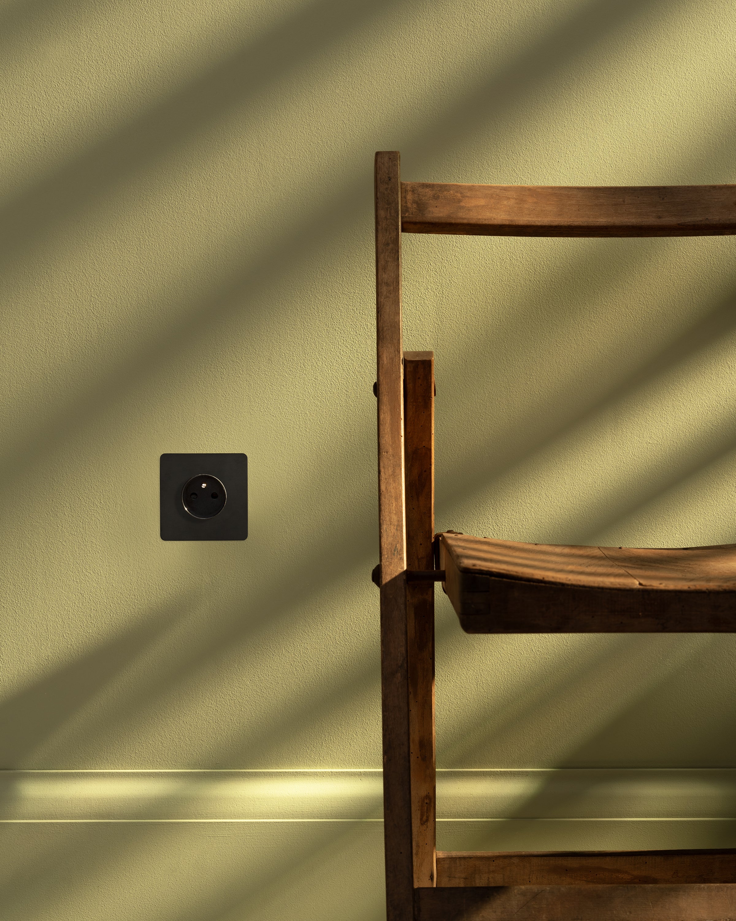 Kew Single French/Belgian Type E Socket - Bronze | Black - Image 3