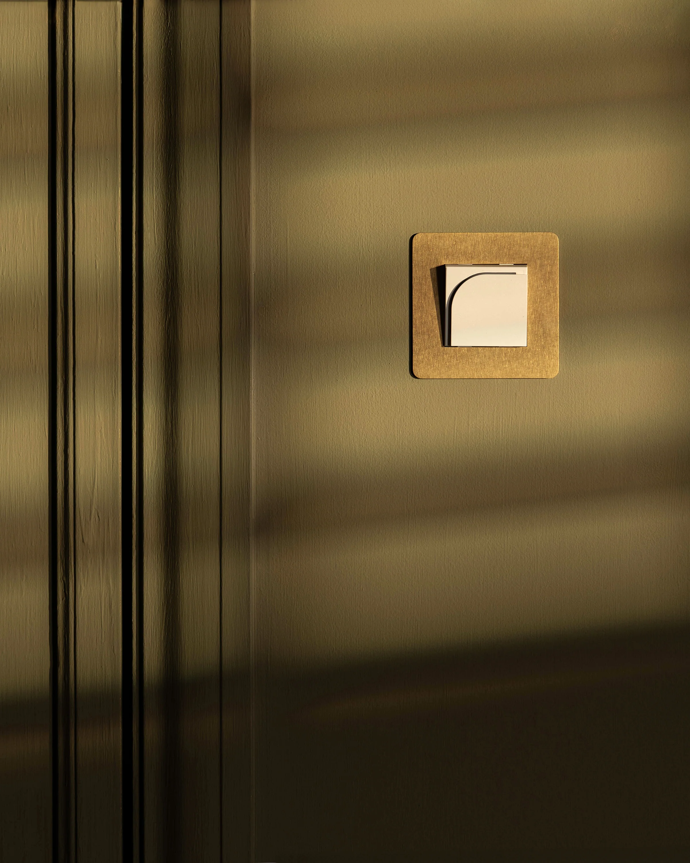 Kew Single Hotel Key Card Switch - Antique Brass | White - Image 3
