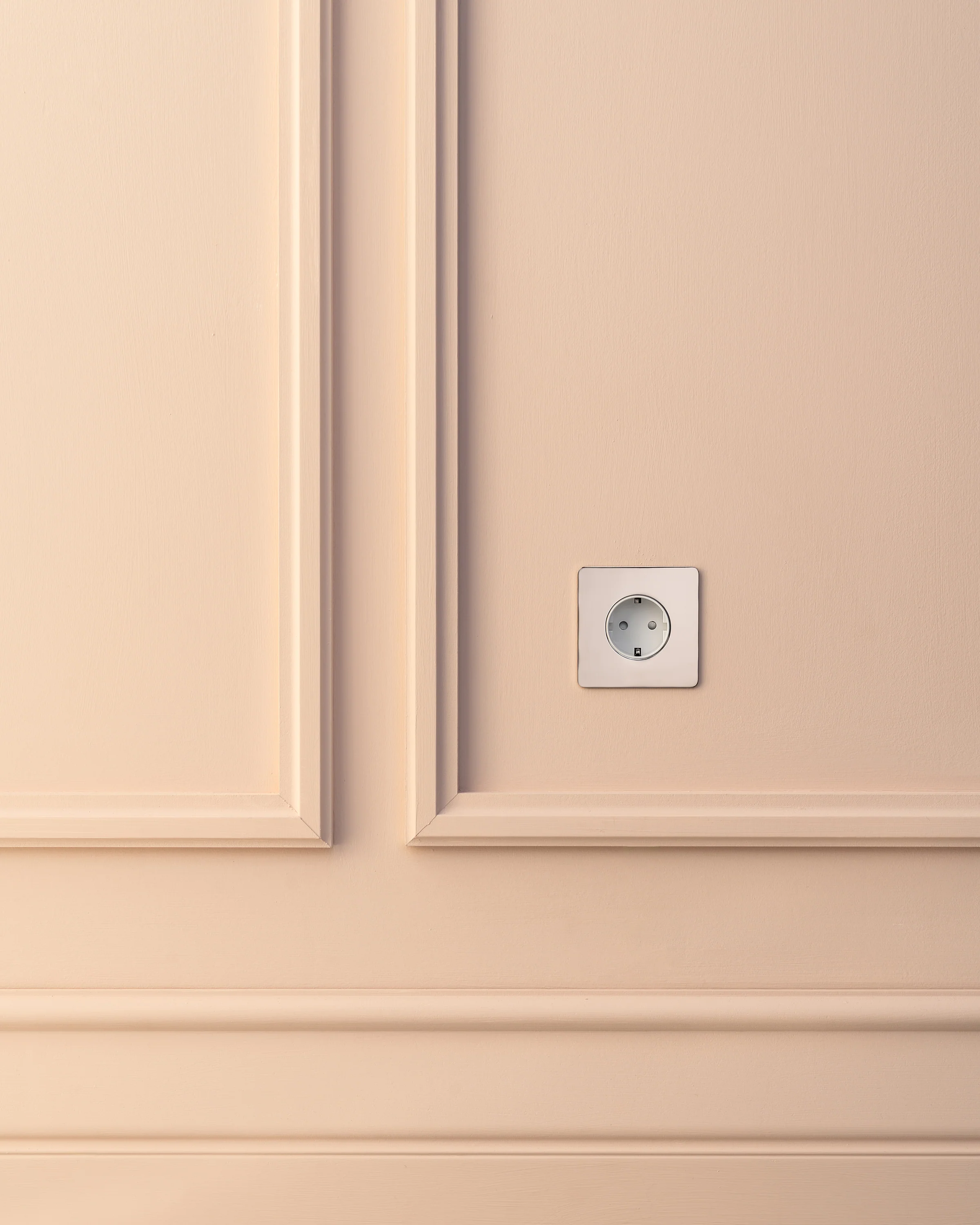 Kew Single Schuko Type F Socket - Polished Nickel | White - Image 3
