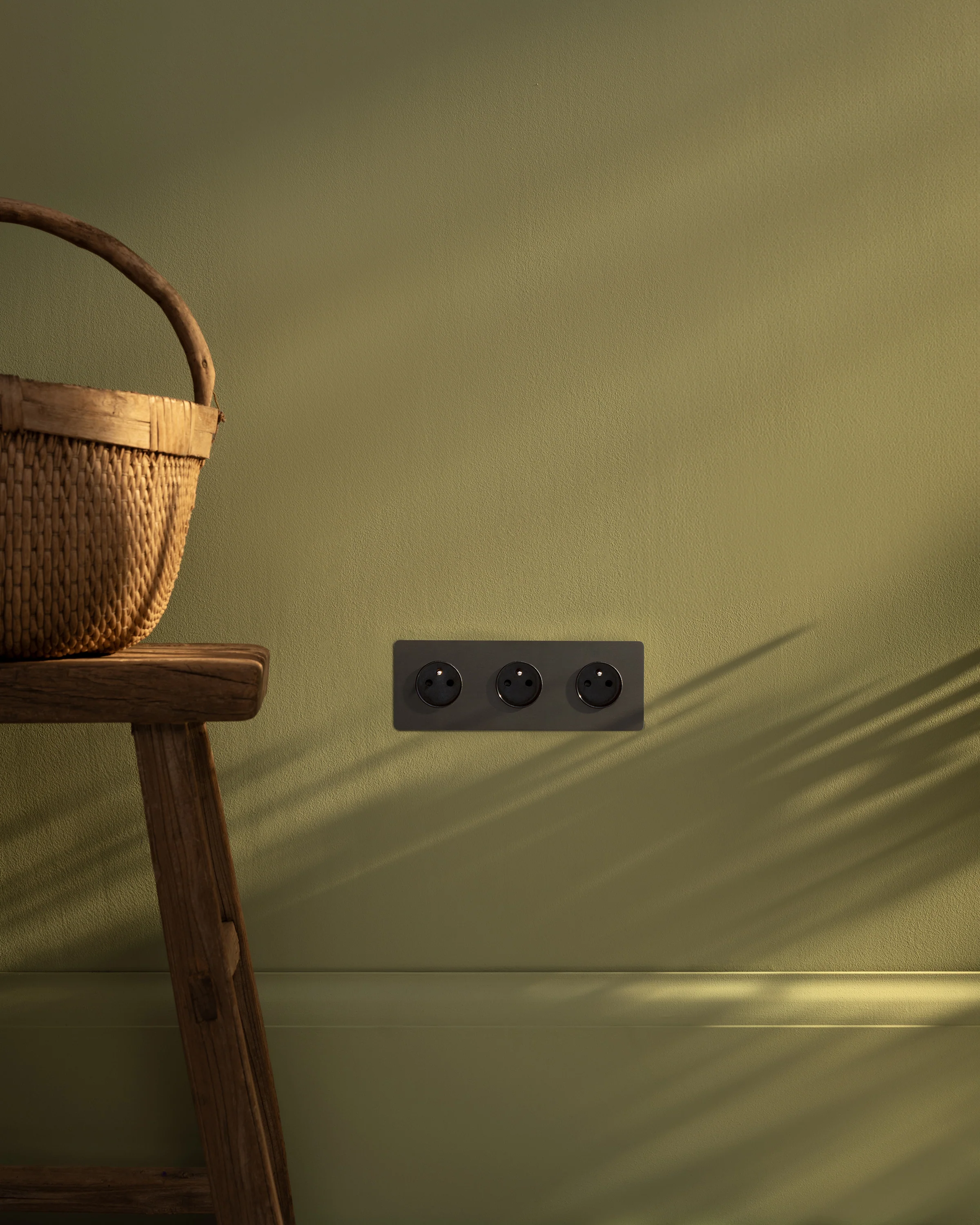 Kew Triple 3x French/Belgian Type E Socket - Bronze | Black - Image 3