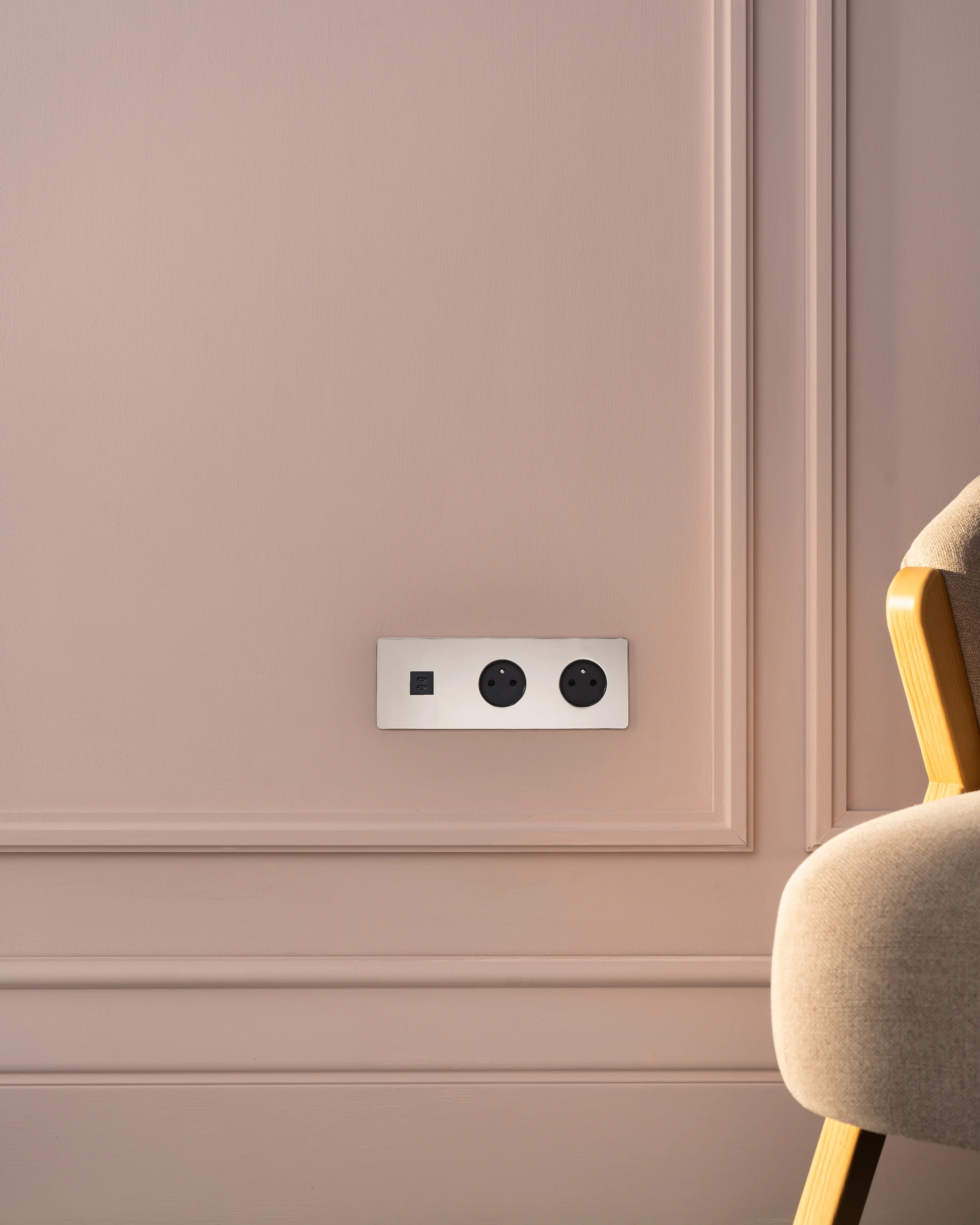 Kew Triple USB-C 30W & 2x French/Belgian Type E Socket - Polished Nickel | Black - Image 3