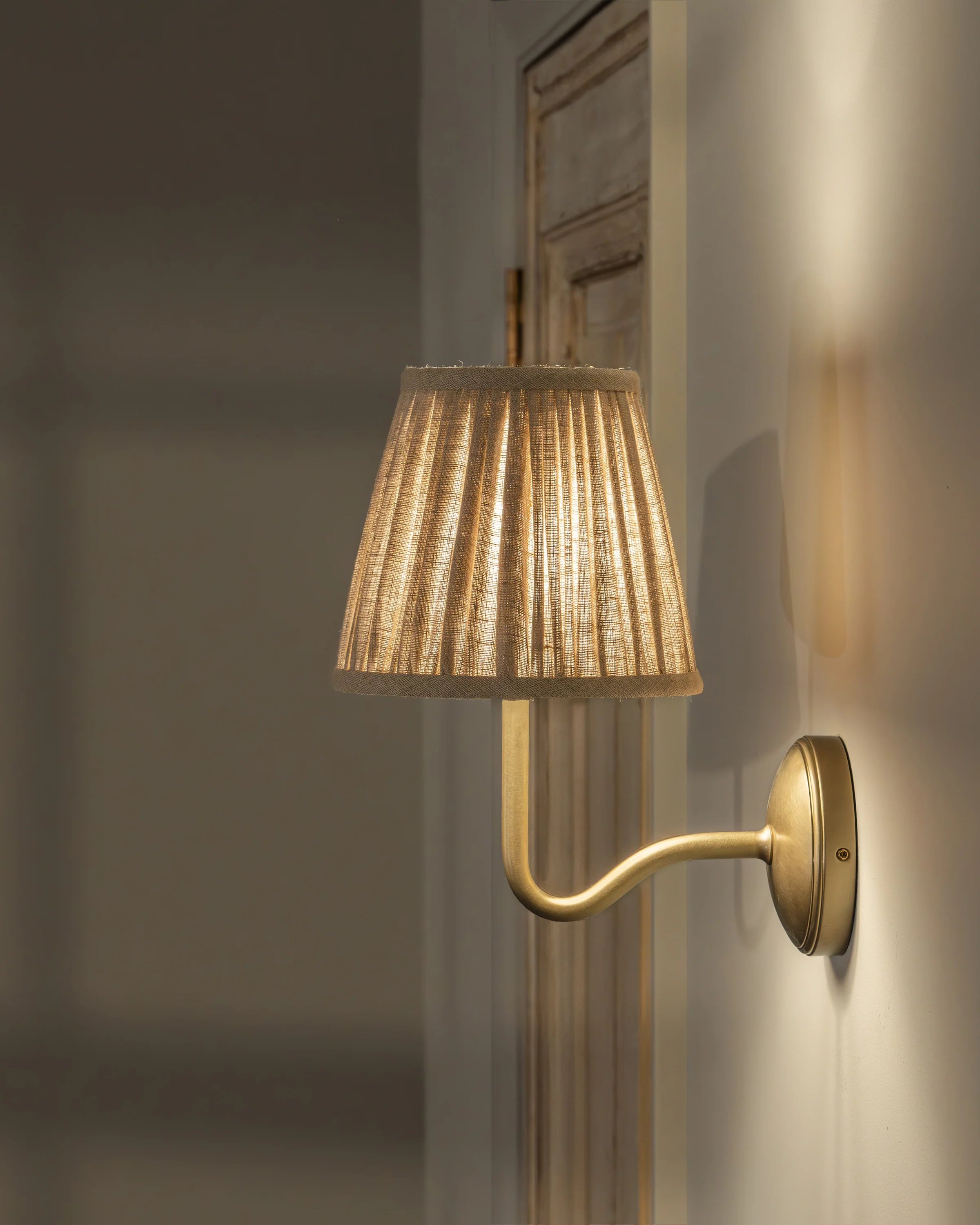 Malvern Medium Wall Light Pleated Natural Beige - Antique Brass - Image 3