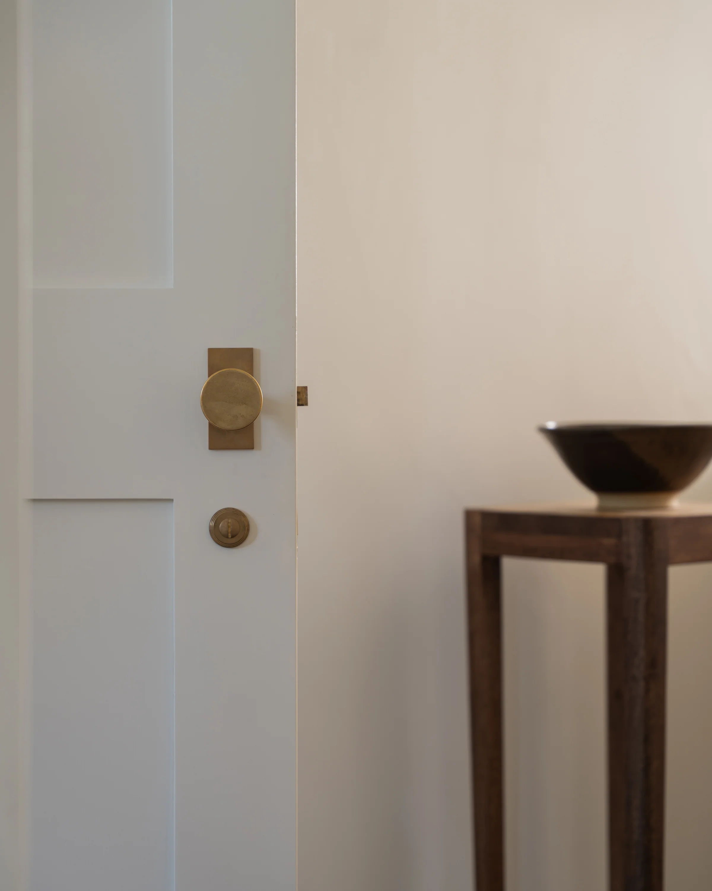 Onslow Short Plate Sprung Door Knob – Antique Brass - Image 3