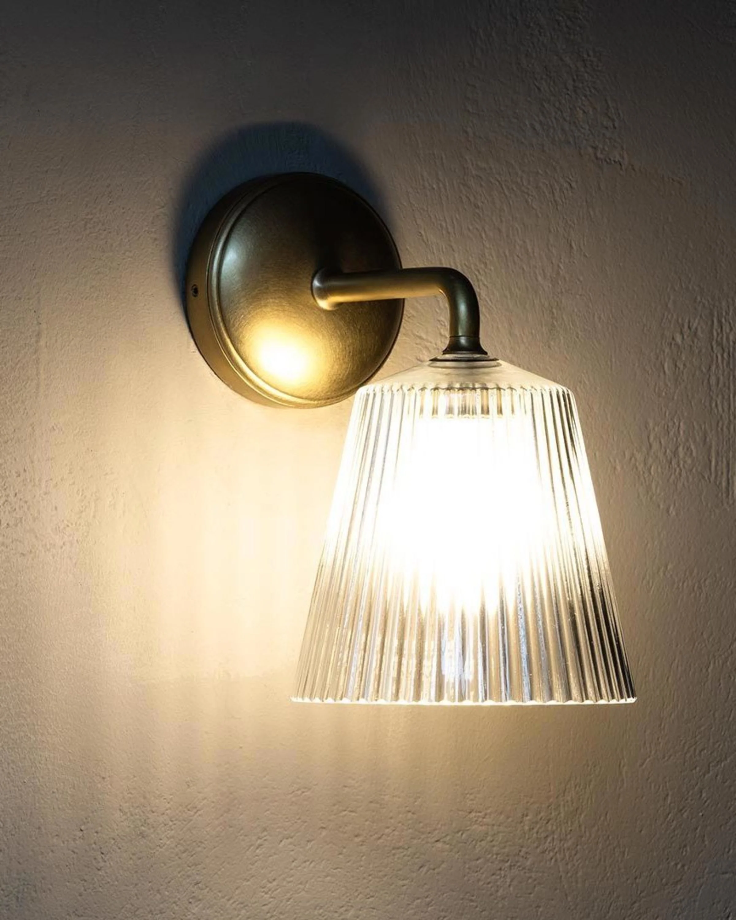 Richmond Medium Wall Light Fluted Glass - Antique Brass - Image 4
