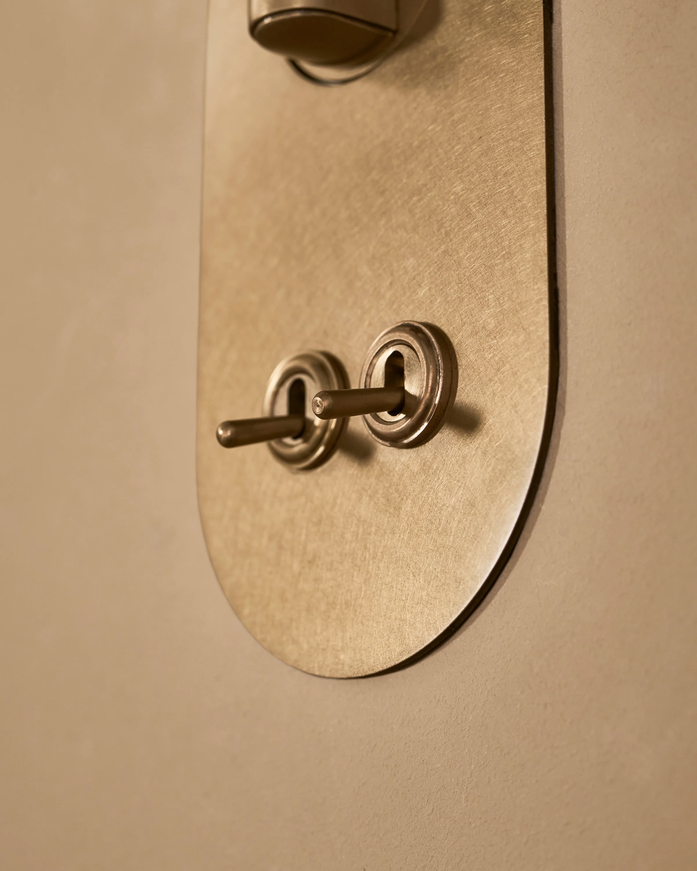 Sloane 2G Toggle Switch Reading Light - Antique Brass - Image 6