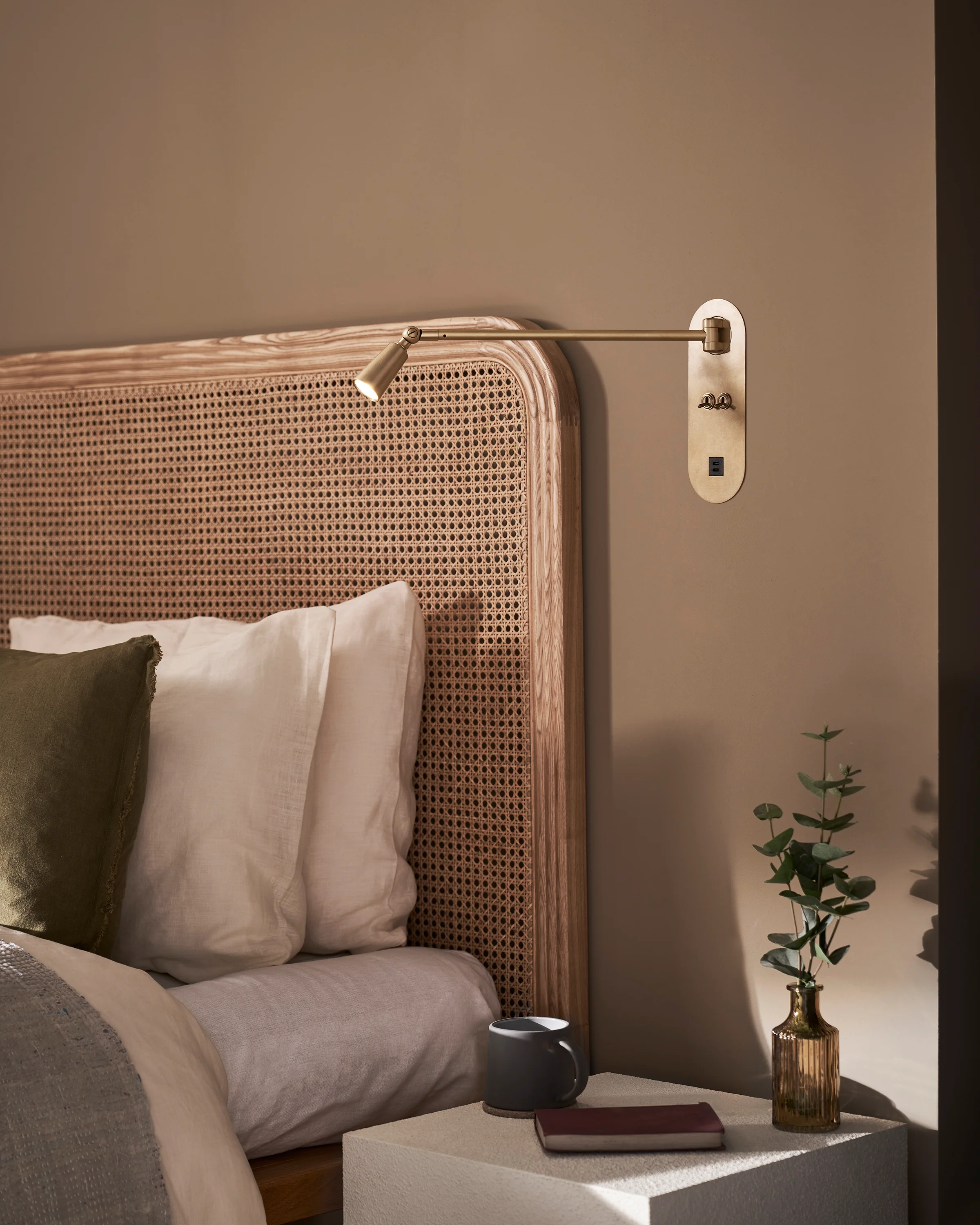 Sloane 2G Toggle Switch & USB-C Reading Light - Antique Brass - Image 3