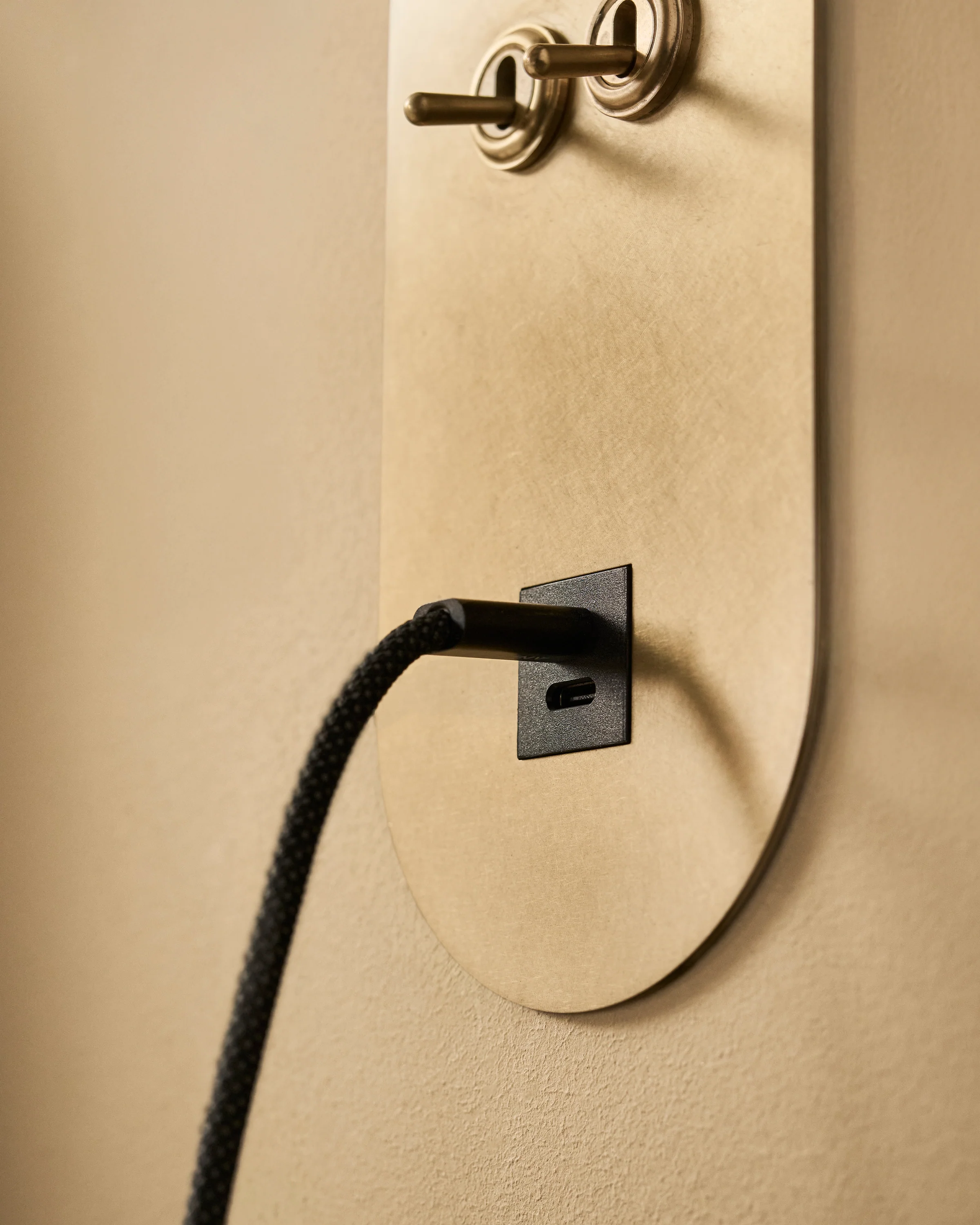 Sloane 2G Toggle Switch & USB-C Reading Light - Antique Brass - Image 6