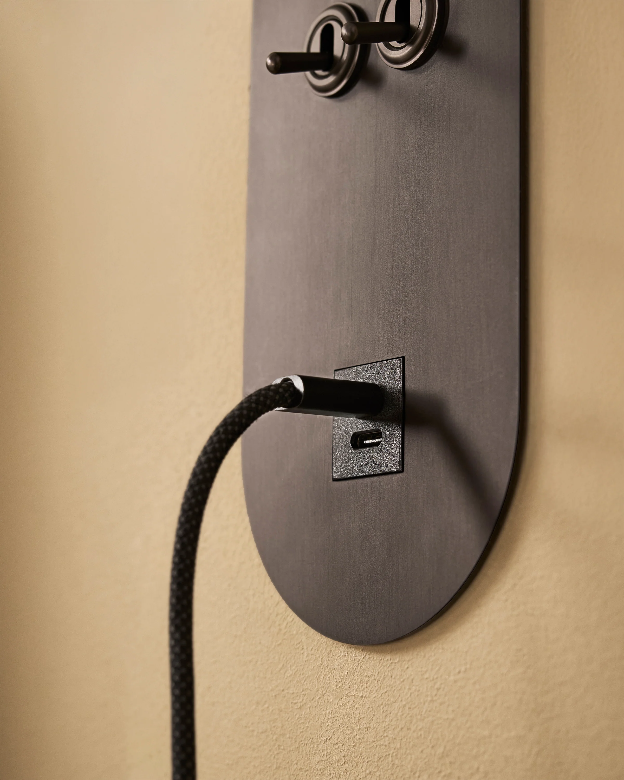 Sloane 2G Toggle Switch & USB-C Reading Light - Bronze - Image 7
