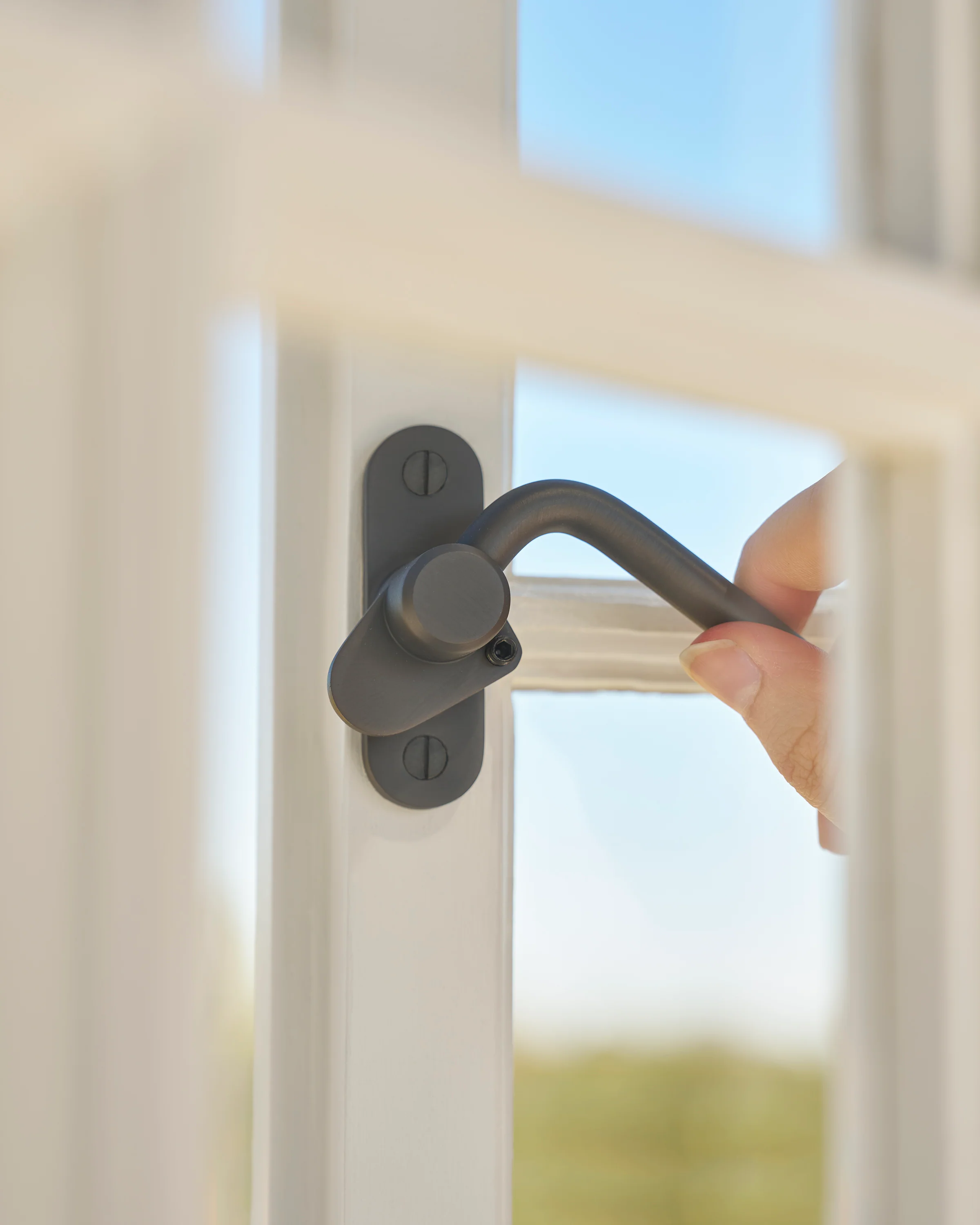 Southbank Lockable Casement Window Handle With Hook Right - Bronze - Image 4
