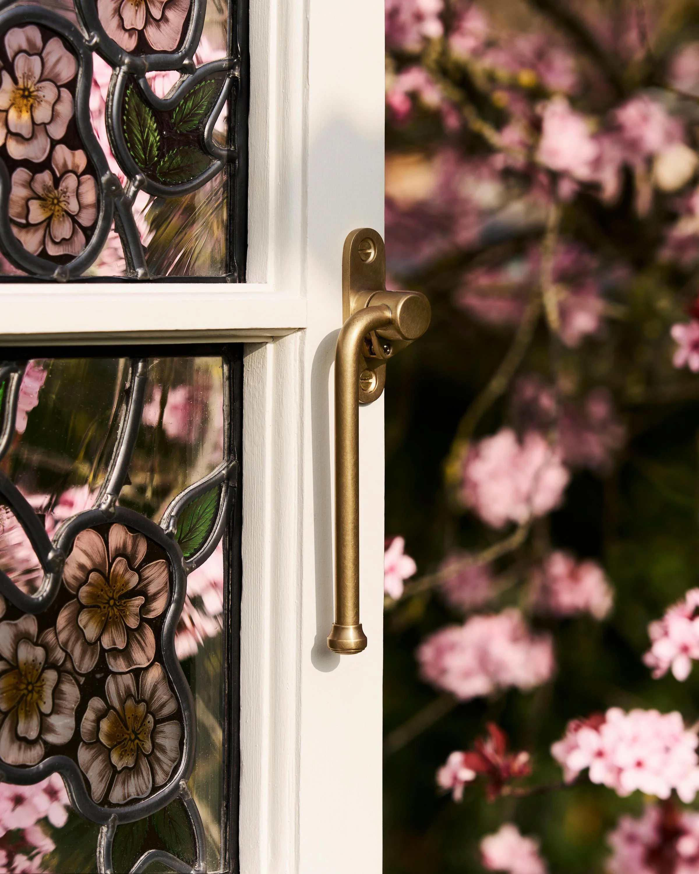 Southbank Lockable Casement Window Handle With Plate Left - Antique Brass - Image 3