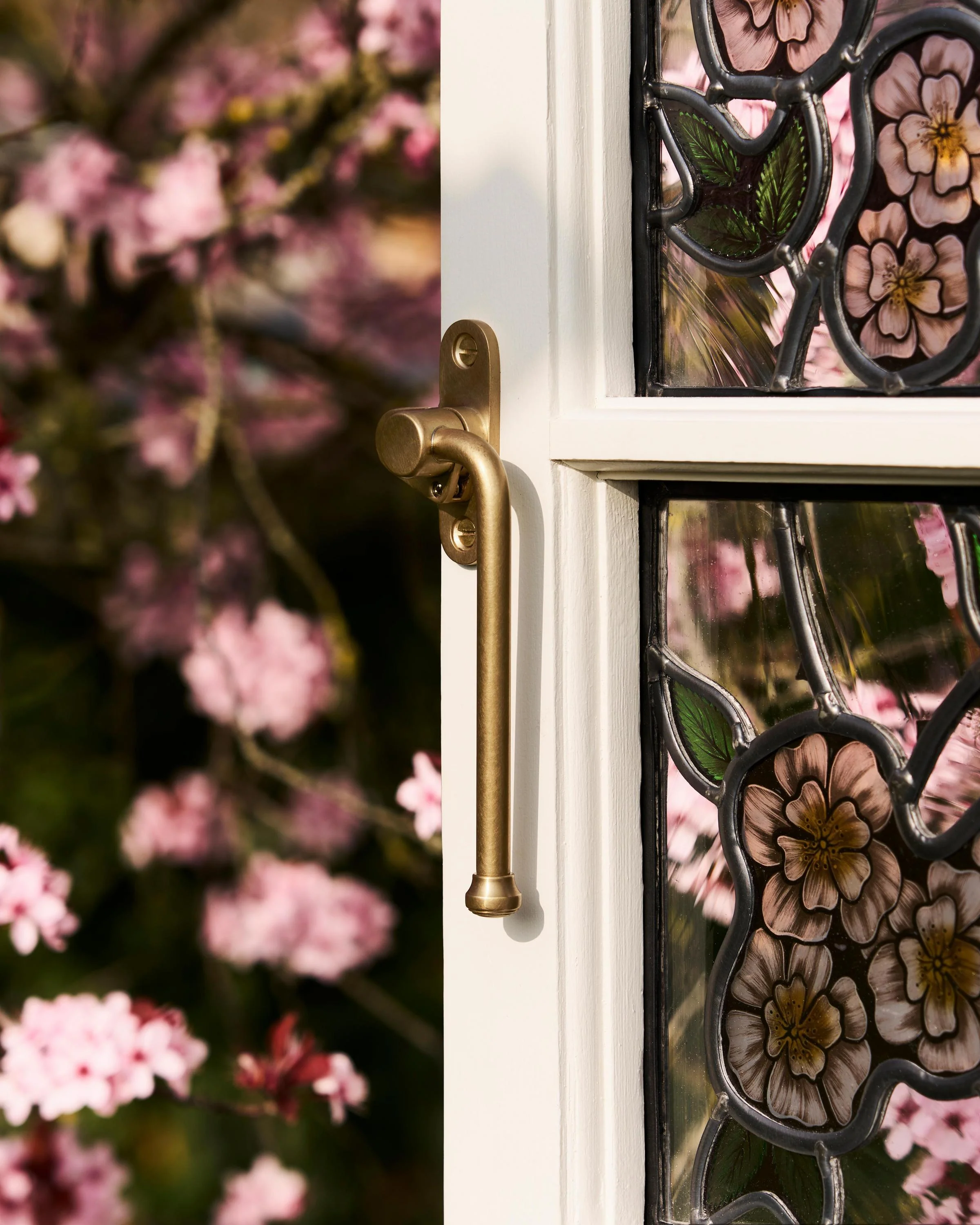 Southbank Lockable Casement Window Handle With Plate Right - Antique Brass - Image 3